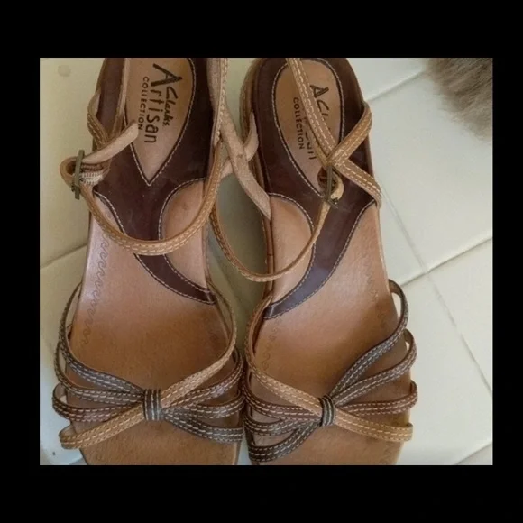 👇🏻$Reduced to lowest price. Cute neutral Clarks Artisan wedge sandals. - Picture 2 of 5